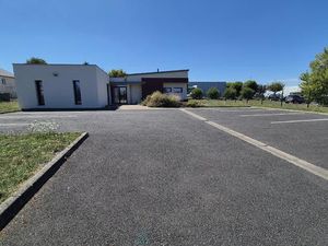 Zone d'activité de Montrichard - Local récent - accès Pmr - parking