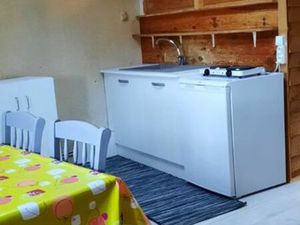 2 piéces meublé au centre de Coulonges