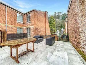 Maison bel-étage avec garage et terrasse à louer à Dinant