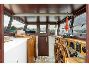 Péniche d'habitation rénovée sur le bassin d'Estrun