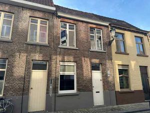 Te renoveren woning met zonnige stadskoer in hartje Brugge