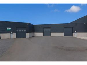 Entrepôt et Bureaux à louer avec visibilité autoroutière à proximité de Valenciennes