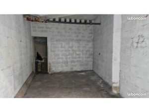 Grand box fermé 19 m² + cave 3 m² en option – stockage - stationnement motos