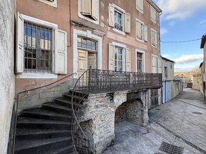 Ségur en Aveyron. Magnifique propriété de caractère avec jardin en centre village.