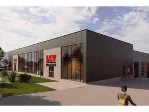 Toonzaal 450m² met magazijnruimte van 283m² ideaal gelege...