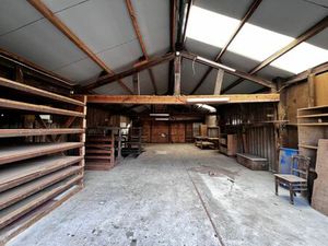 Entrepôts de 105 m² sur terrain cloturé.