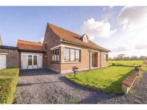 Maison semi-mitoyenne avec jardin et garage.