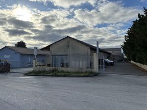 LOCAL D'ACTIVITE A LOUER - 800 M2 - PROCHE AUTOROUTE