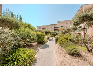 AU CALME ET TRAVERSANT  AVEC TERRASSE ET GARAGE ...