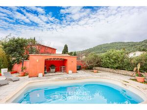 Maison de plain pied avec jardin et piscine au calme