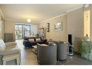 Instapklare woning met 3 slaapkamers  2 badkamers  zuidgerichte tuin en garage.