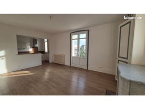 Appartement dans un immeuble de caractère chauffage eau t.o.m compris dans le loyer