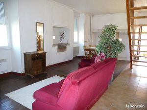 Maison quercynoise dans un village