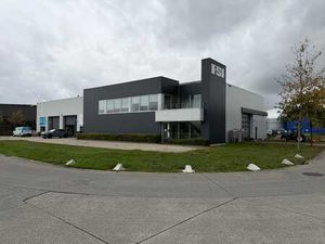 Bâtiment industriel avec quai de chargement et potentiel