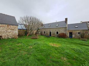 A Plogoff  belle maison en pierre dans un hameau recherché proche de la côte