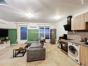 NOVES centre du village  T3 avec cour et place de parking