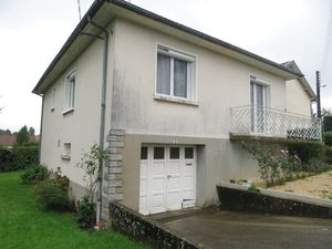 Maison rénovée proche des commerces avec jardin et garage