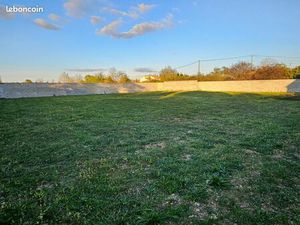 Terrain constructible de 1 800 m² au calme – possible division