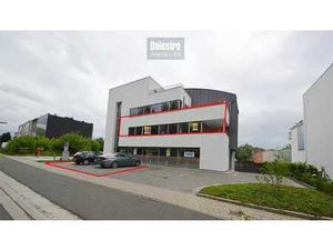 INSTAPKLAAR KANTOOR MET 6 PRIVE PARKEERPLAATSEN NABIJ E40...