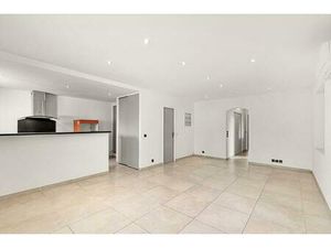 Appartement rénové de plain-pied 3 pièces au coeur du village de Peymeinade