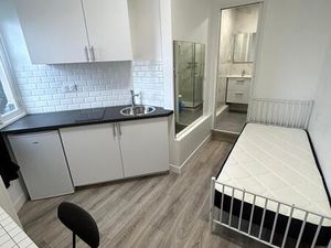 STUDIO MEUBLE - SANS ASCENSEUR - PROXIMITE METRO 1