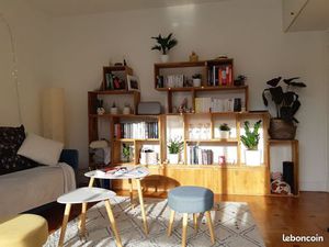 Studio très ensoleillé avec grand balcon au calme au dernier étage