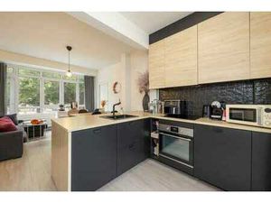 App ensoleillé donnant sur un petit parc  petit immeuble.