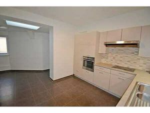 Spacieux appartement de 3 chambres dans une rue latérale de