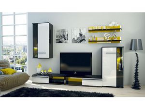 Studio avec balcon en étage élevé.