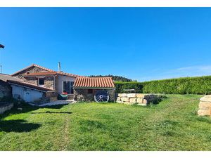 Maison de village Saint Romain Lachalm 5 pièces de140 m2 au sol sur terrain de 530m²