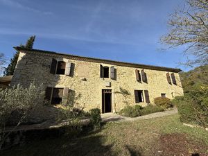 Maison en pierre avec dépendance