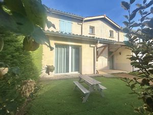 MAISON DE VILLE RECENTE ET SPACIEUSE AVEC JARDIN ET GRAND GA