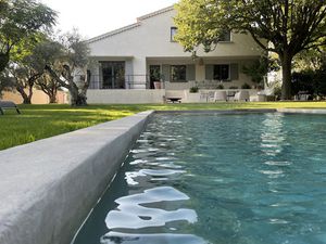 Grande villa de 165 m2  garage  dépendances  piscine.