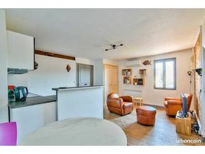 Location meublée T2 climatisé - dernier étage - Coeur de quartier Croix de pierre