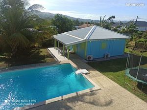 Bungalow F2 de 47 m² tout équipé et climatisé avec terrasse (15 m²) et piscine (5 m x 10 m