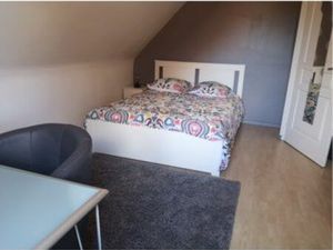 Chambre meublée pour étudiant uniquement