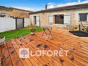 Charmante maison en pierre à vendre offrant vie de plain-pied avec terrasse et jardinet en