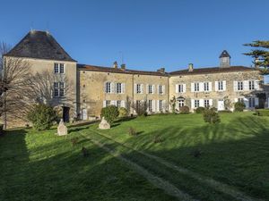 Château à restaurer à Beauvoir sur niort