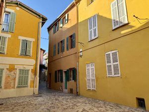 St Laurent Du Var - Immeuble - 3 Appartements