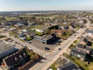 Veelzijdig kantoorgebouw met ruime parking op 2433 m²