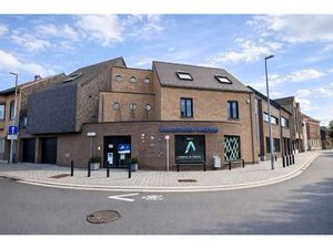 Uniek kantoorgebouw met duplex appartement te koop