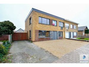 Rustig gelegen ruime halfopen woning met recent bijgebouw/garage op 454m²