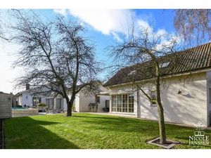 Verrassend ruime woning met bijgebouw en mooie tuin met zwembad