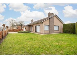 Verzorgde laagbouwwoning met tuin en garages!