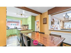 Gezinswoning met authentieke elementen in centrum Lanaken!