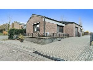 Woning met 2 slaapkamers  ruime garage en tuin