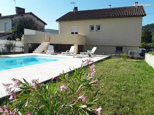 Maison  piscine  jardin  grande terrasse  garage  proche commerces à pied