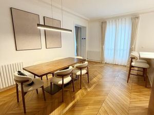 Appartement Haussmanien  spacieux  calme et bien placé