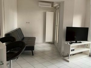 Grand studio meublé en rez de jardin et son parking