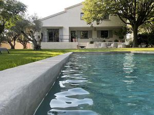 Grande villa de 165 m2  garage  dépendances  piscine.